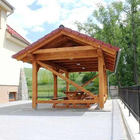 U Sklepu 招待所 Hovorany